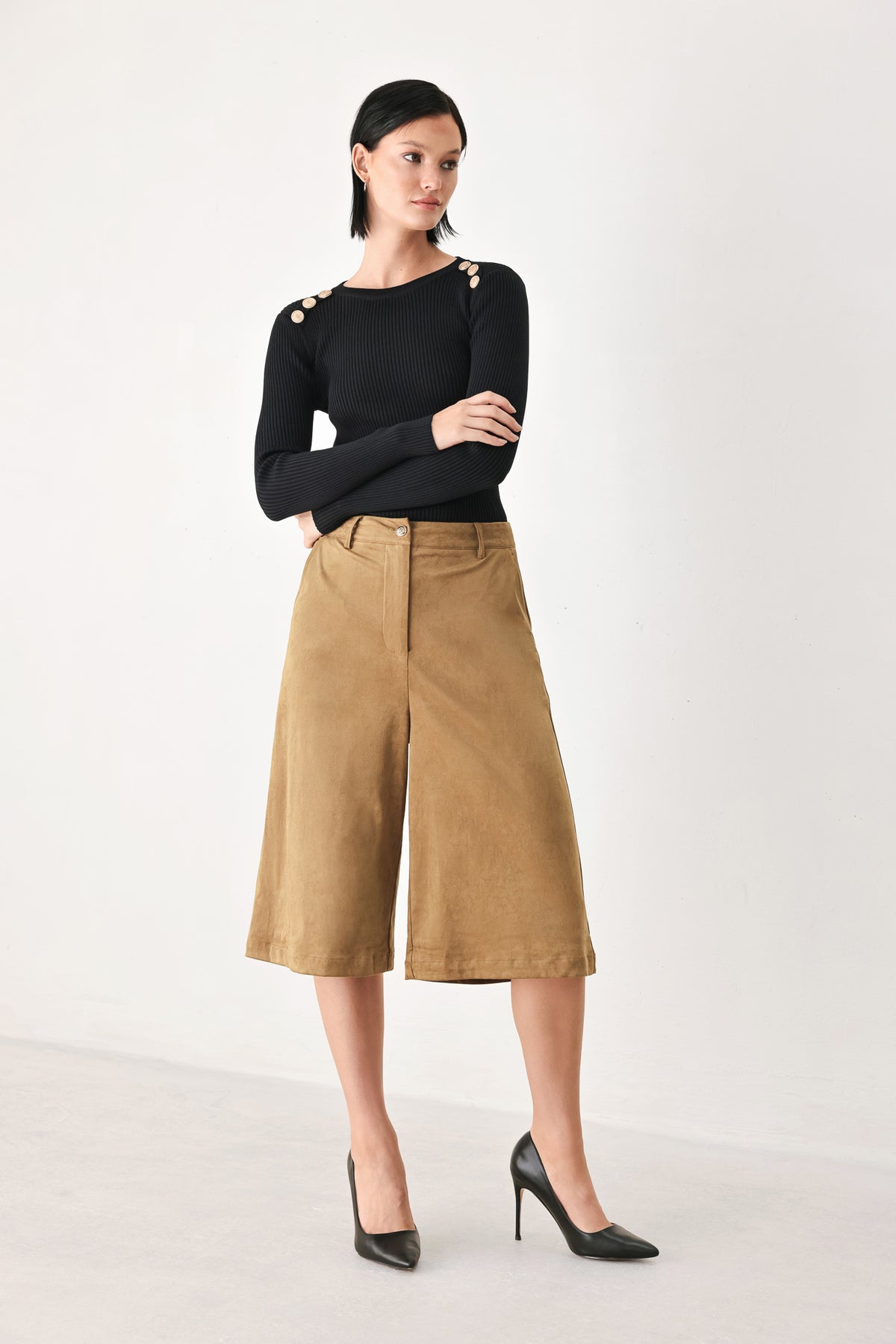 A model wearing camel suede-like wide-leg bermuda pants | FREEMARKET