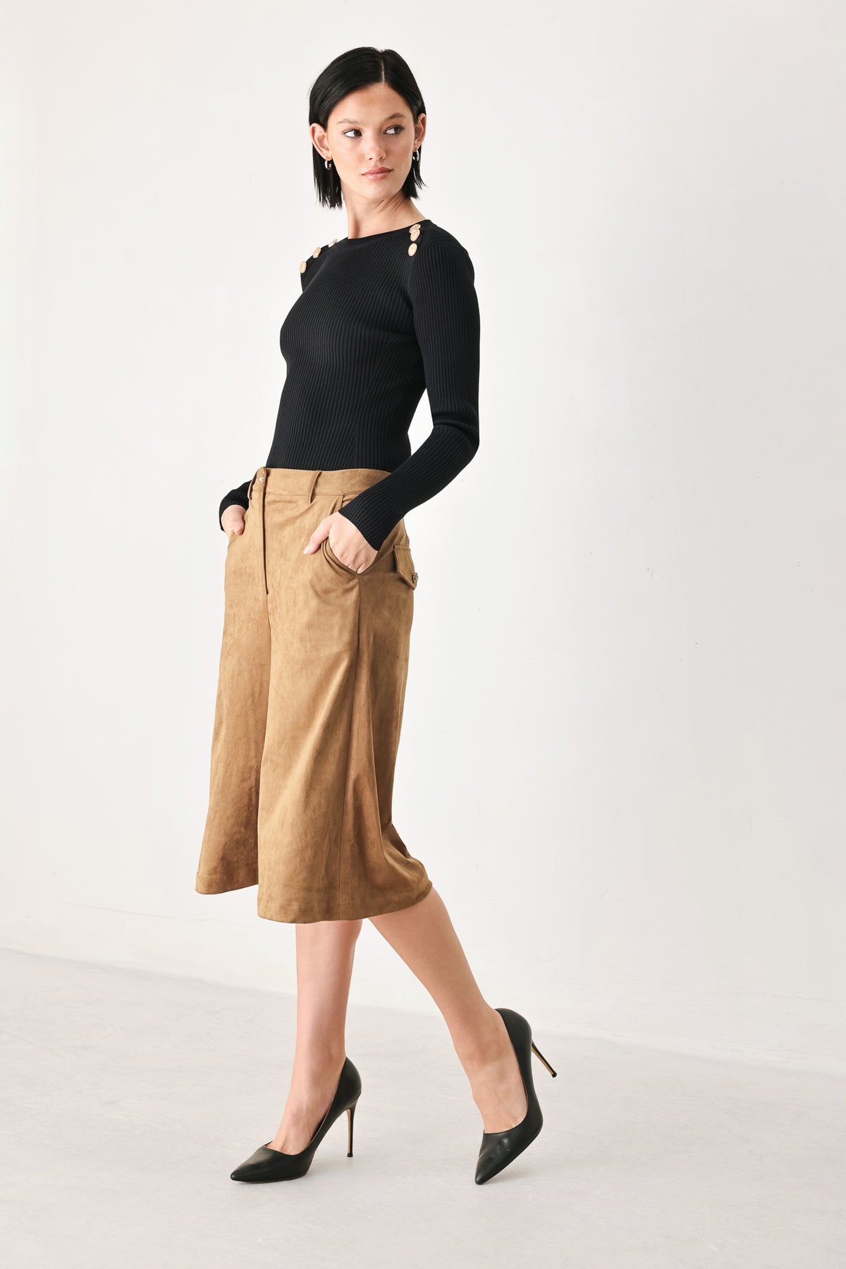 A model wearing camel suede-like wide-leg bermuda pants | FREEMARKET