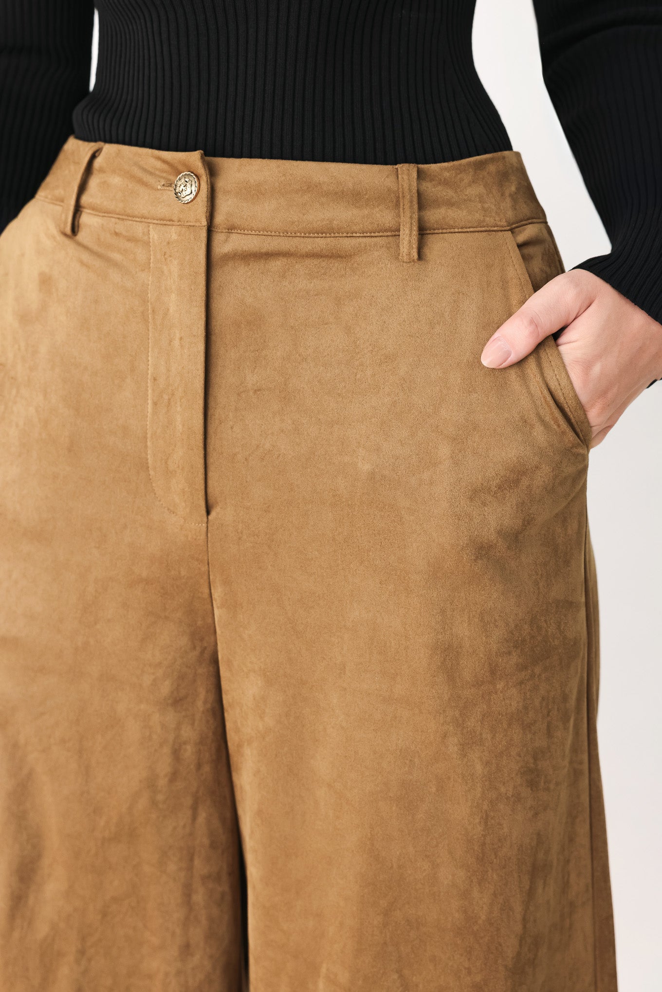 A model wearing camel suede-like wide-leg bermuda pants | FREEMARKET