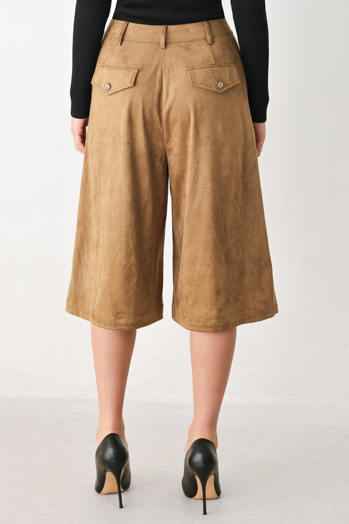 A model wearing camel suede-like wide-leg bermuda pants | FREEMARKET