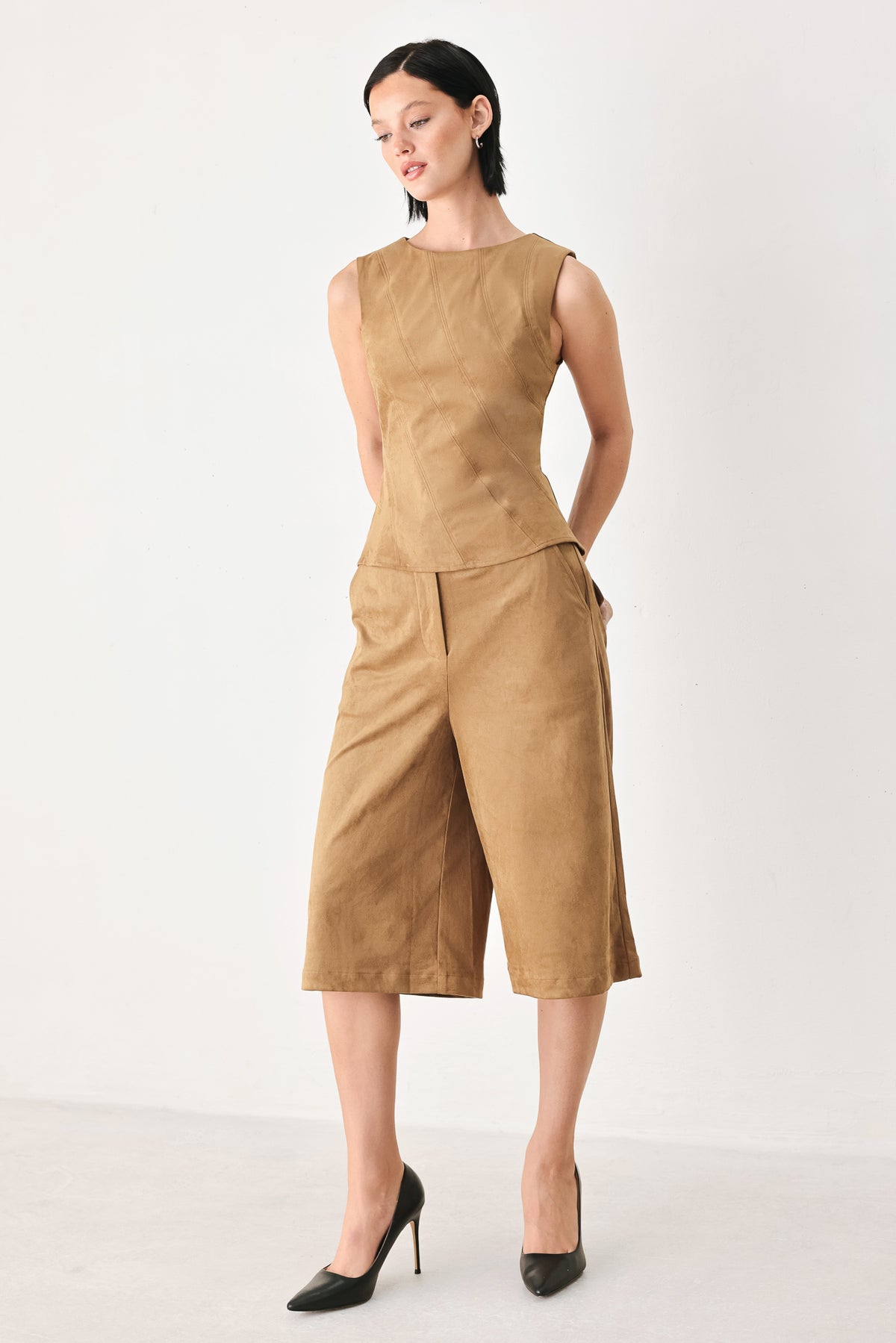 A model wearing camel suede-like wide-leg bermuda pants | FREEMARKET