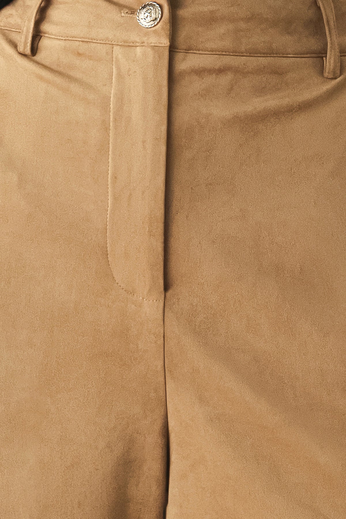 A model wearing camel suede-like wide-leg bermuda pants | FREEMARKET