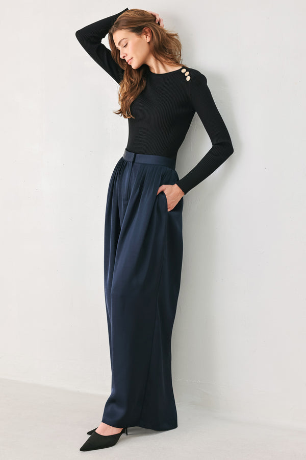 Woman wearing a navy blue satin pants with pleats | FREEMARKET