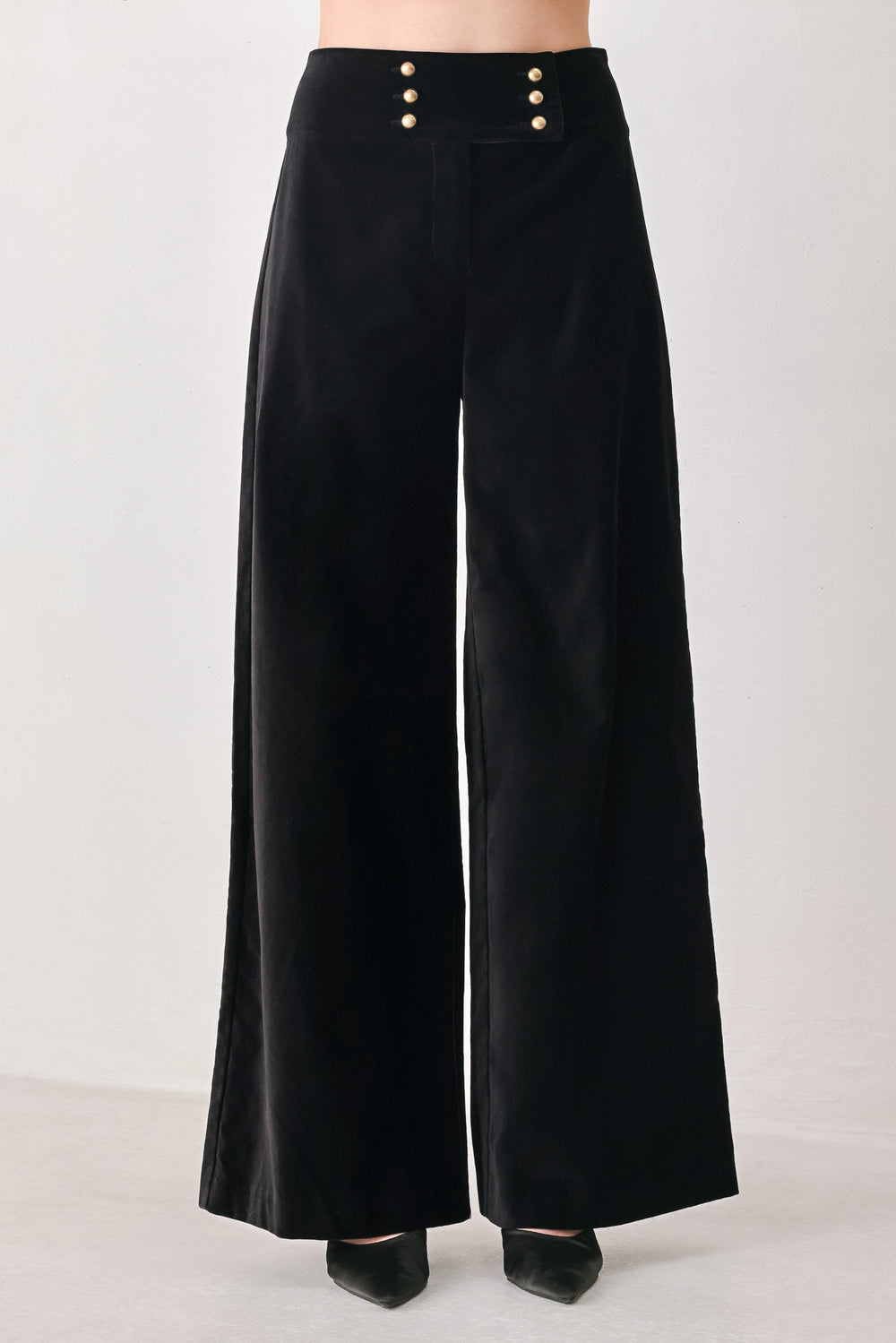 Woman wearing a pair of high waisted velvet pants and with double breasted buttons on the waistband | FREEMARKET