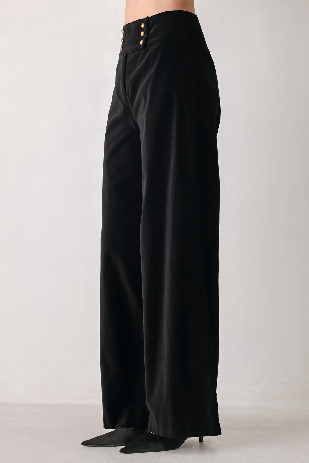 Woman wearing a pair of high waisted velvet pants and with double breasted buttons on the waistband | FREEMARKET