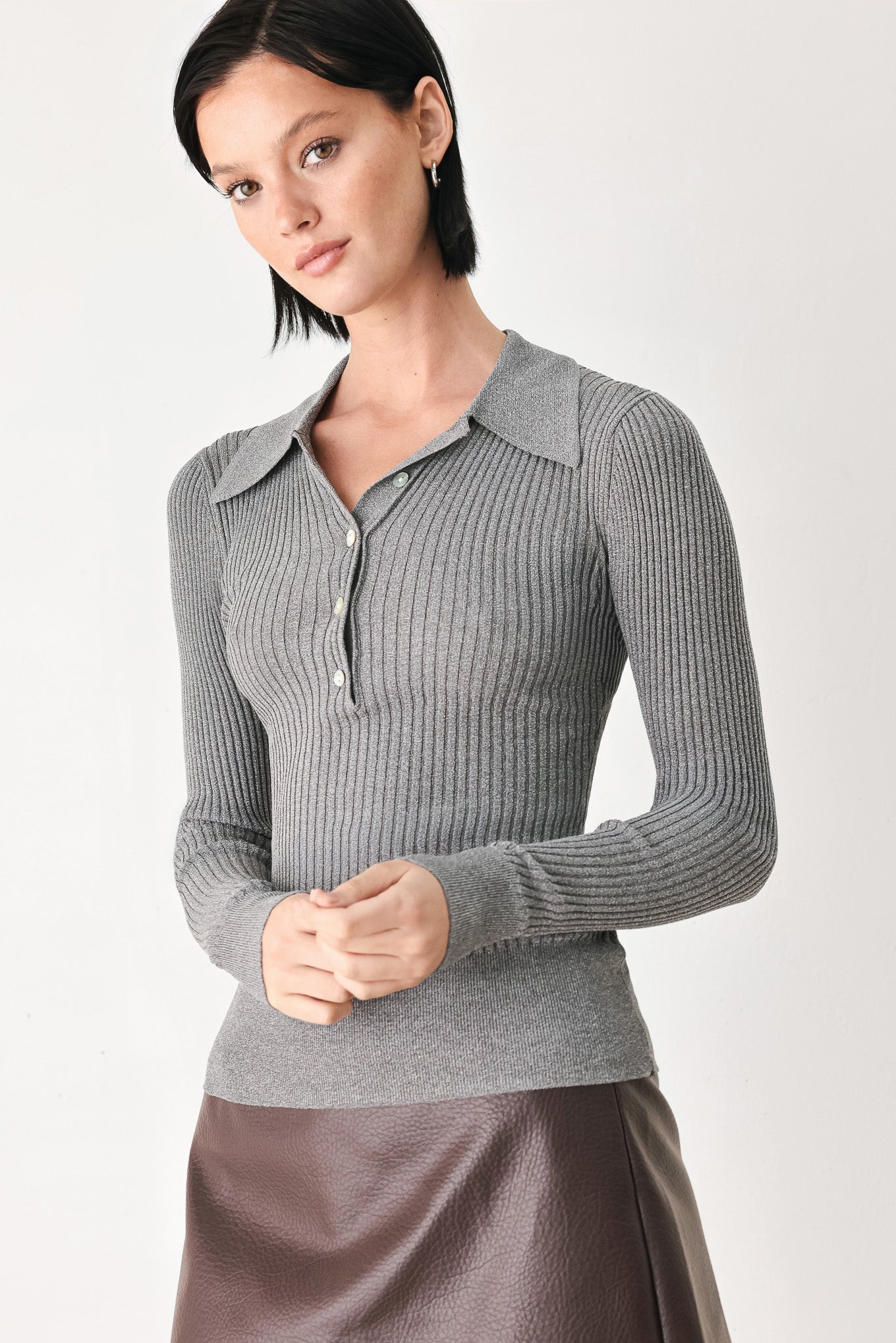 A woman wearing a gray ribbed long-sleeve polo-neck knit top | FREEMARKET