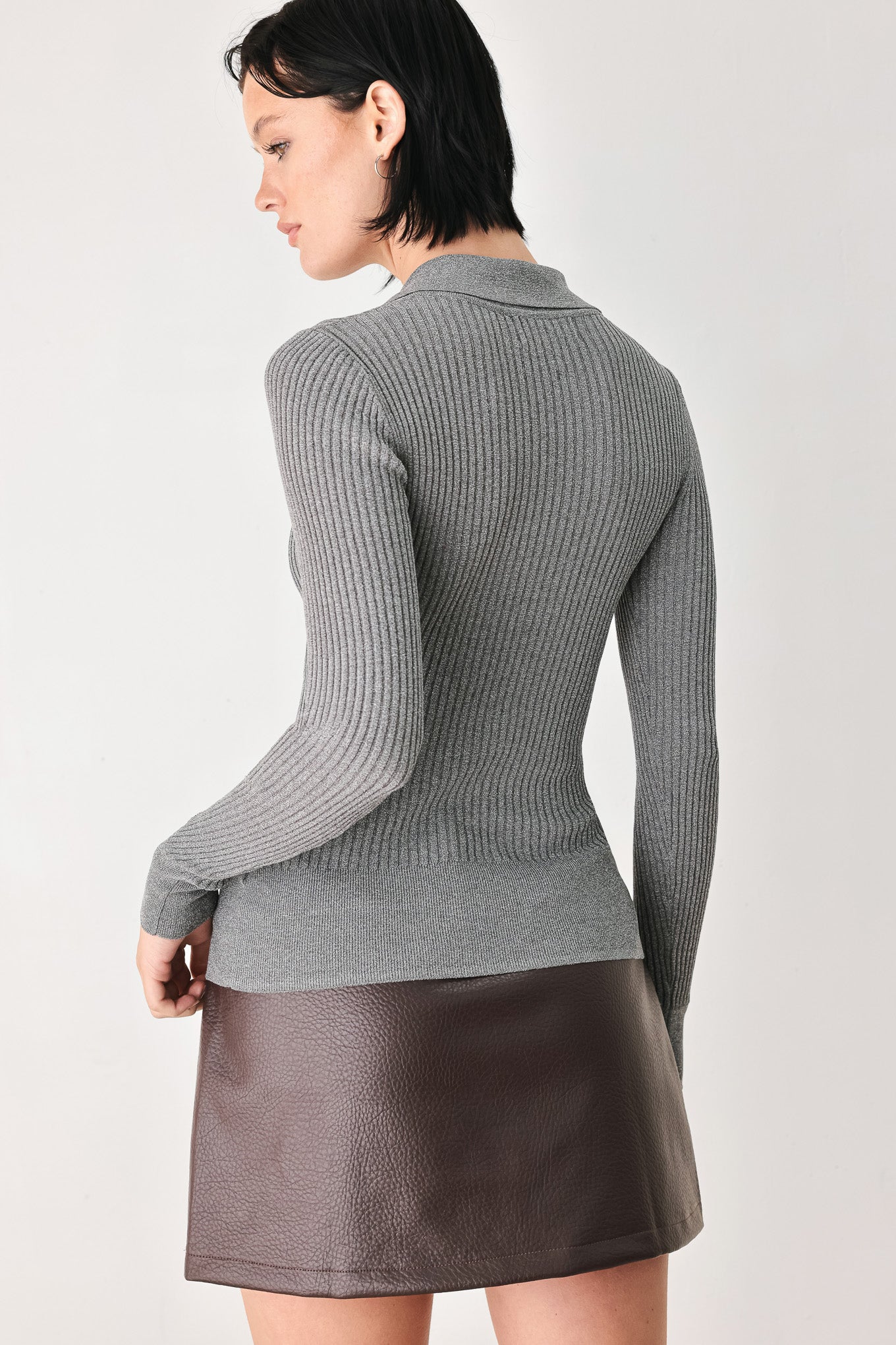 A woman wearing a gray ribbed long-sleeve polo-neck knit top | FREEMARKET
