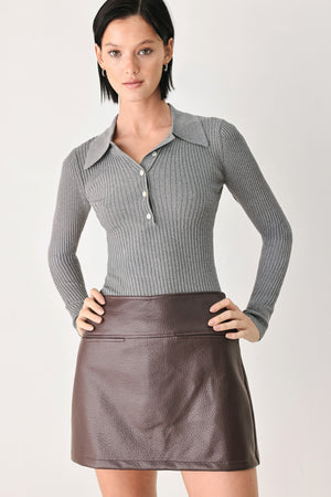 A woman wearing a gray ribbed long-sleeve polo-neck knit top | FREEMARKET