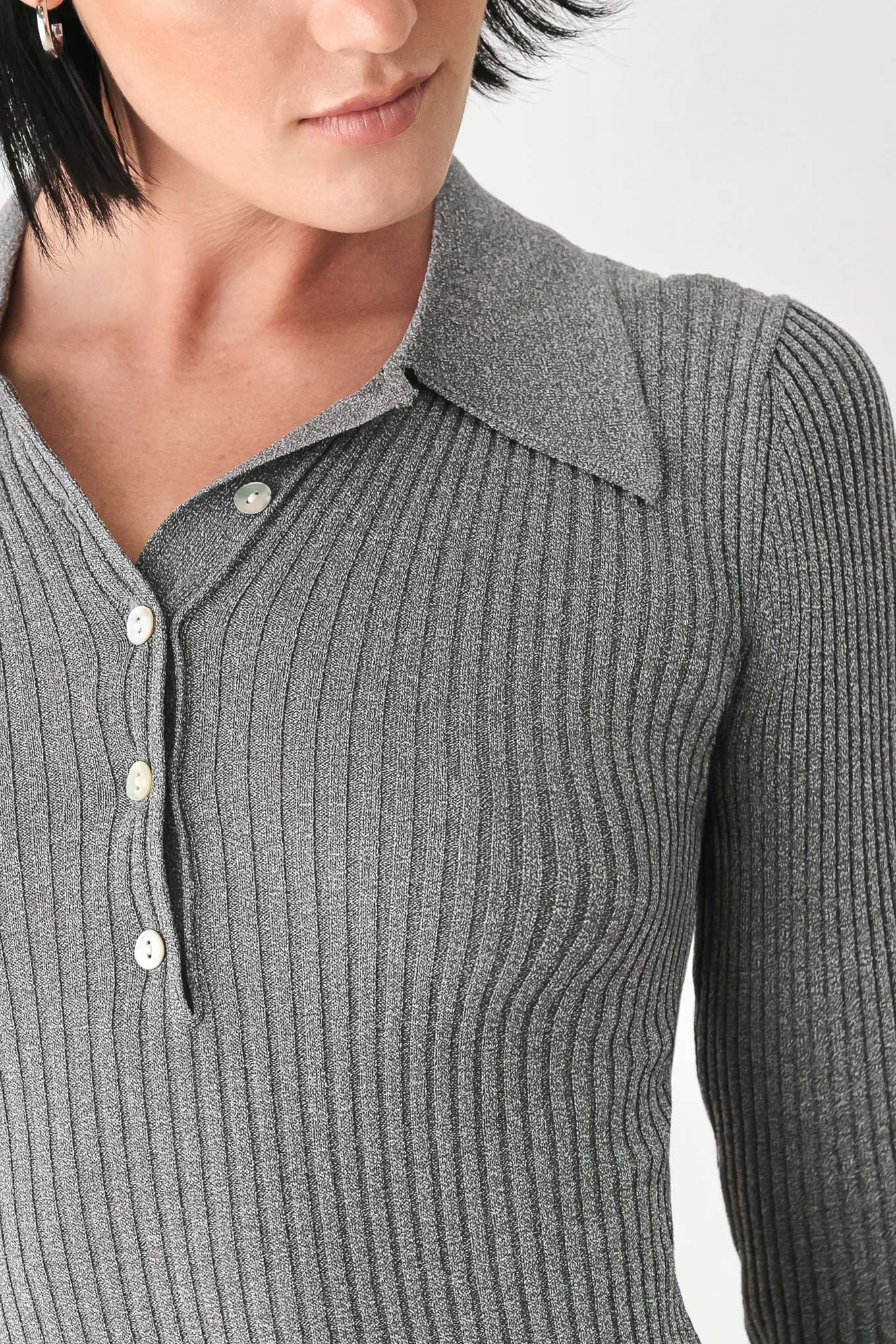 A woman wearing a gray ribbed long-sleeve polo-neck knit top | FREEMARKET