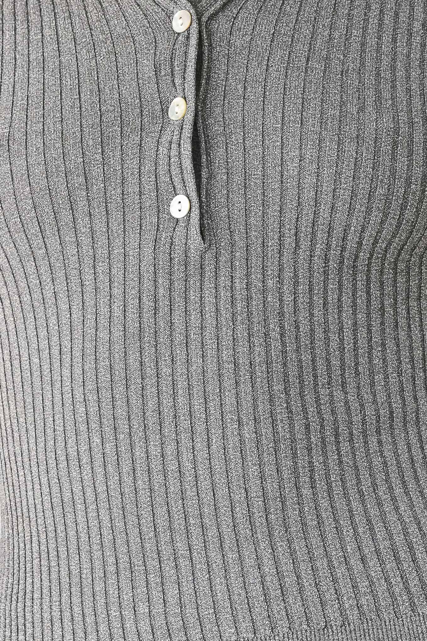 A woman wearing a gray ribbed long-sleeve polo-neck knit top | FREEMARKET