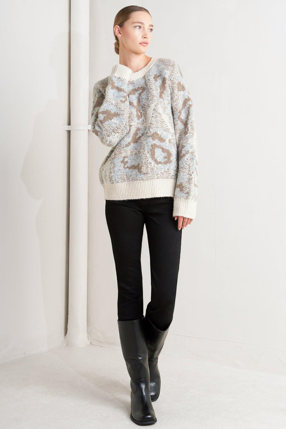 PROMINENT CHARM PULLOVER SWEATER TOP.