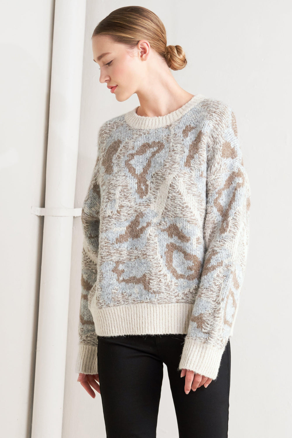PROMINENT CHARM PULLOVER SWEATER TOP.