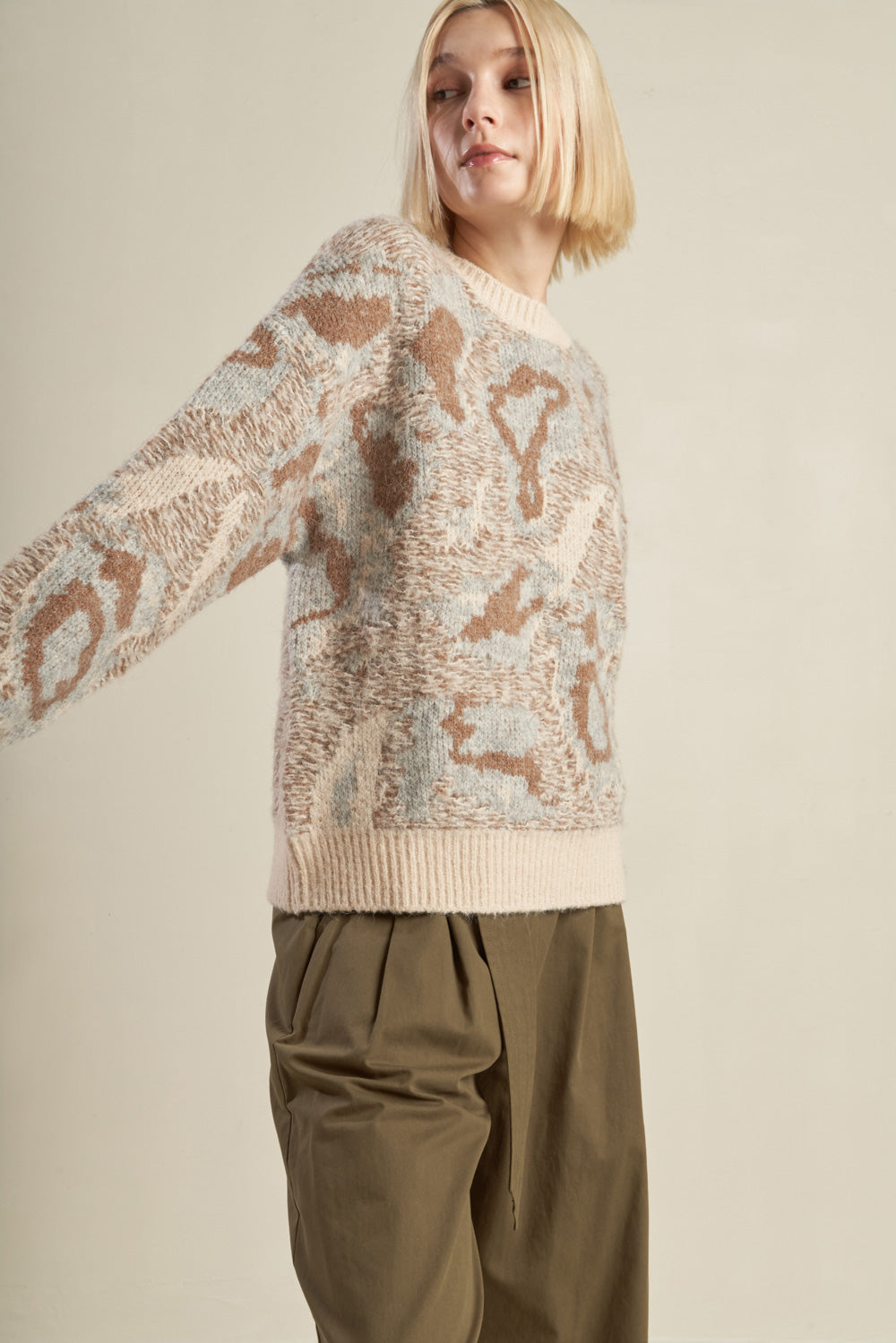 PROMINENT CHARM PULLOVER SWEATER TOP