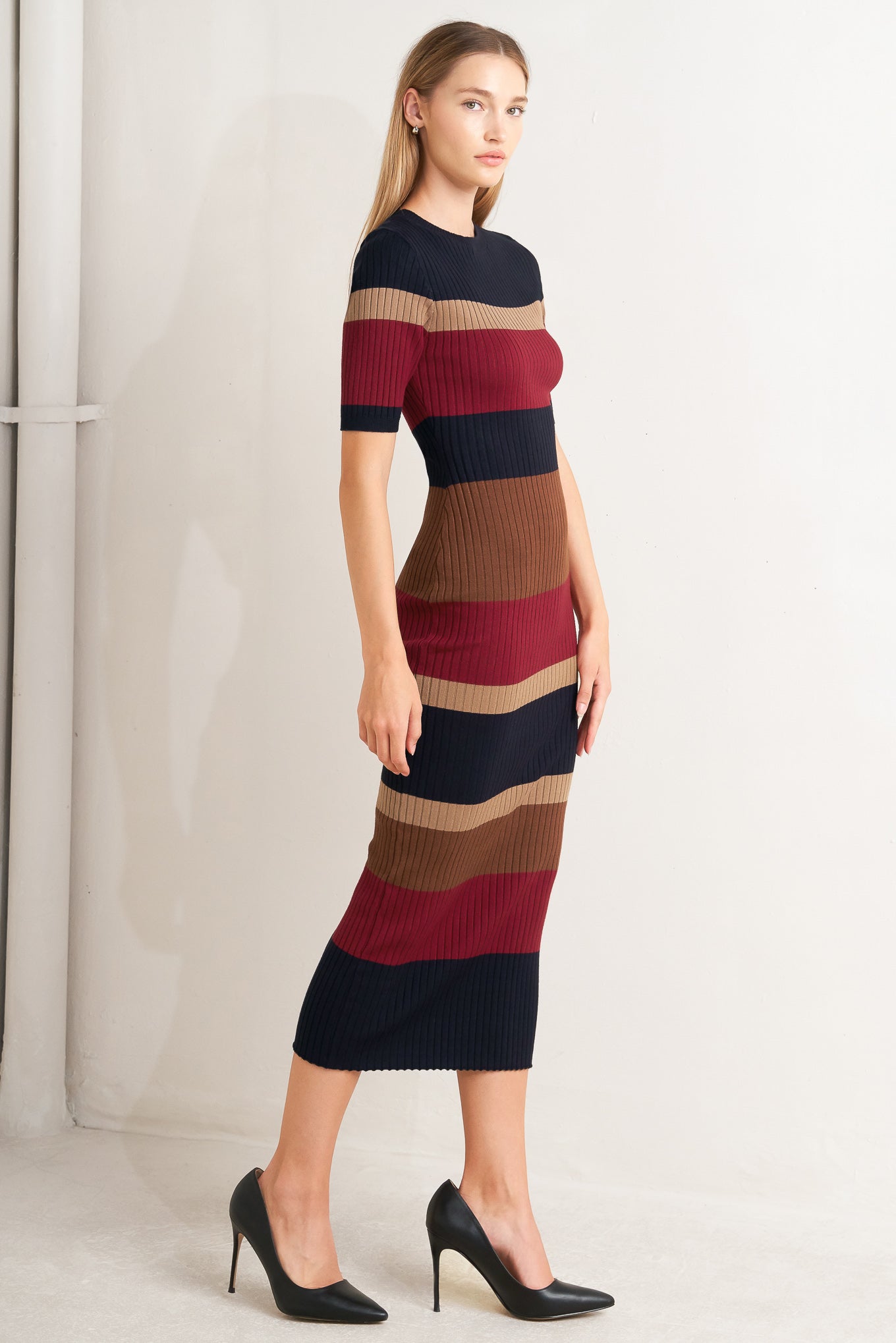 A ribbed color blocked midi sweater dress with round neckline and short sleeve