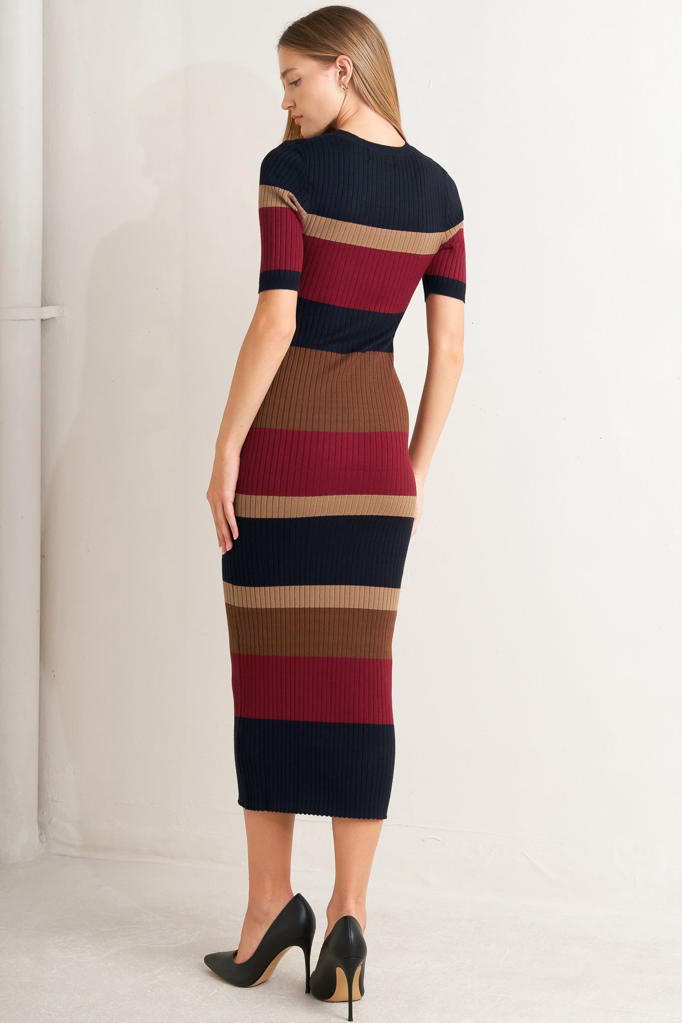 A ribbed color blocked midi sweater dress with round neckline and short sleeve