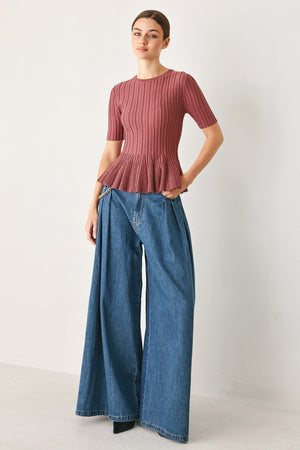 Woman wearing a ribbed marsala maroon top with short sleeves | FREEMARKET