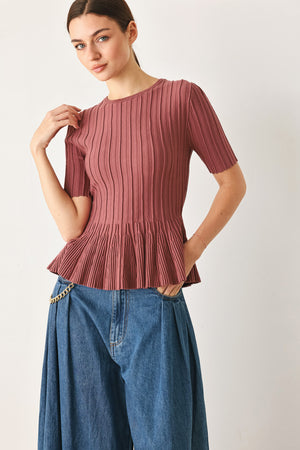 Woman wearing a ribbed marsala maroon top with short sleeves | FREEMARKET