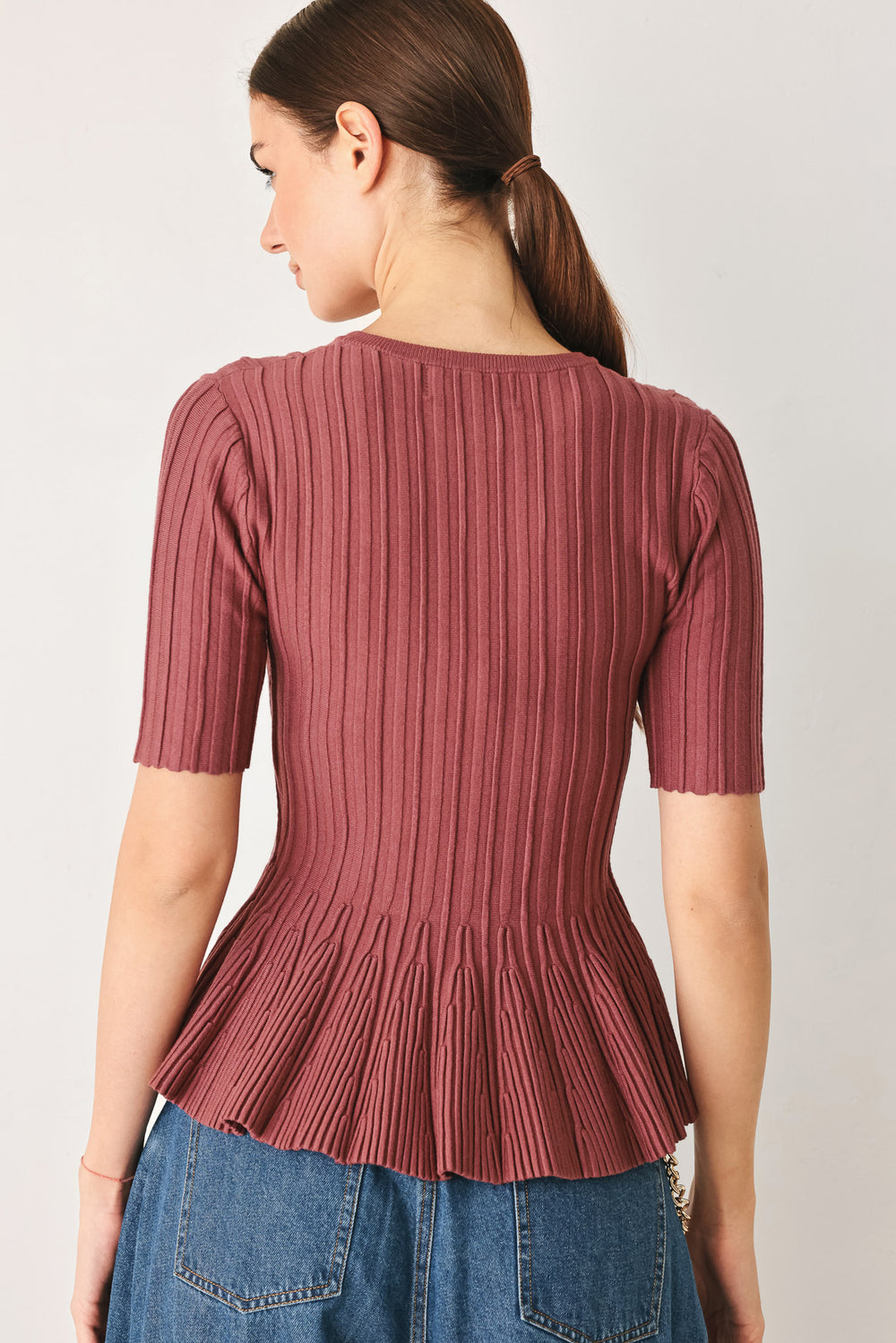 Woman wearing a ribbed marsala maroon top with short sleeves | FREEMARKET