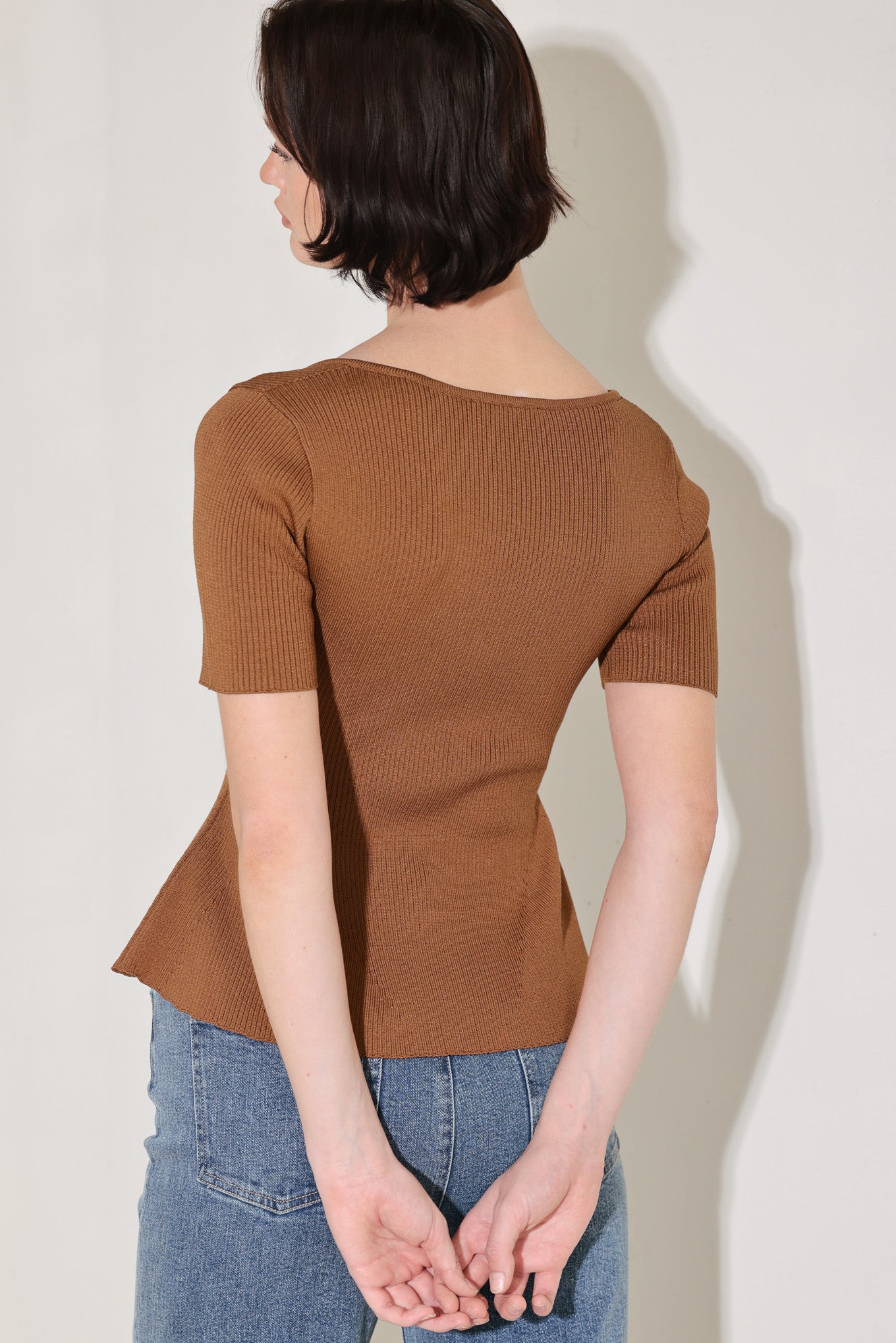 
A solid sweater knit top featuring square neckline with center hardware, muscle sleeve and peplum

Details:

Self : 60% Polyester 40% Viscose

Size &amp; Fit

- Model is 5`8" And Wearing Size Small
- Measurements Taken From Size Small
- Approx. Length: 22"