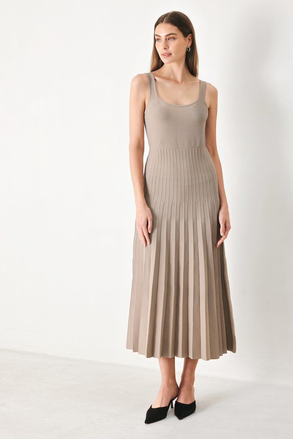 Woman wearing a black sleeveless A sweater knit midi dress | Flying Tomato