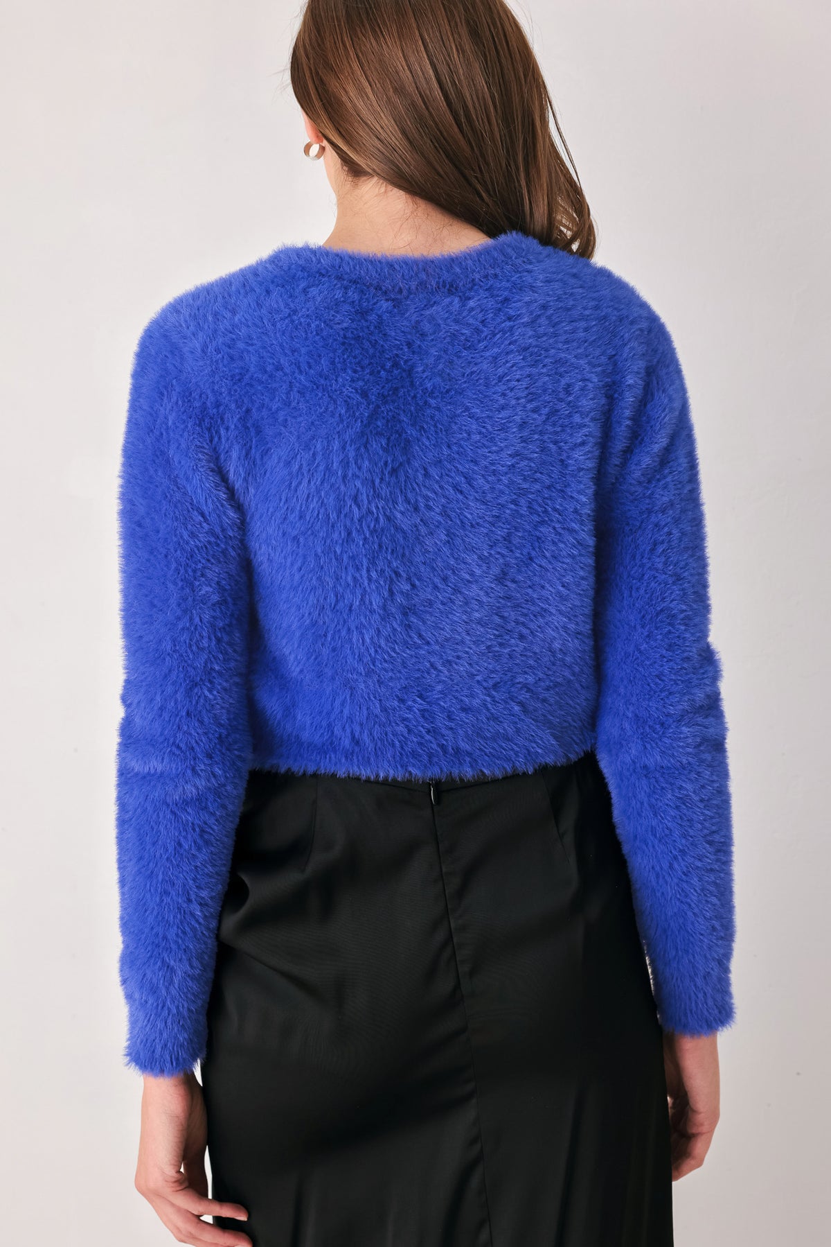 A woman wearing a fuzzy cobalt blue long-sleeve knit sweater top | FREEMARKET