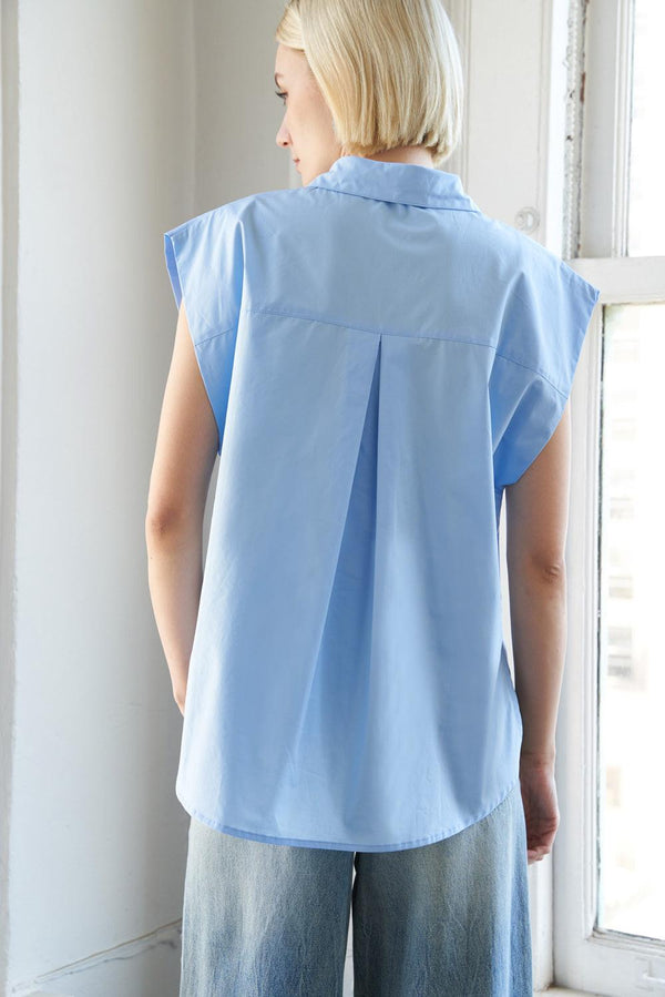 
A solid poplin top with shirt collar and button down

Details:

Self : 100% Cotton

Size &amp; Fit

- Model is 5`9" And Wearing Size Small
- Measurements Taken From Size Small
- Approx. Length: 24"