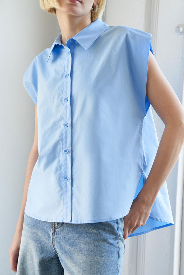 
A solid poplin top with shirt collar and button down

Details:

Self : 100% Cotton

Size &amp; Fit

- Model is 5`9" And Wearing Size Small
- Measurements Taken From Size Small
- Approx. Length: 24"