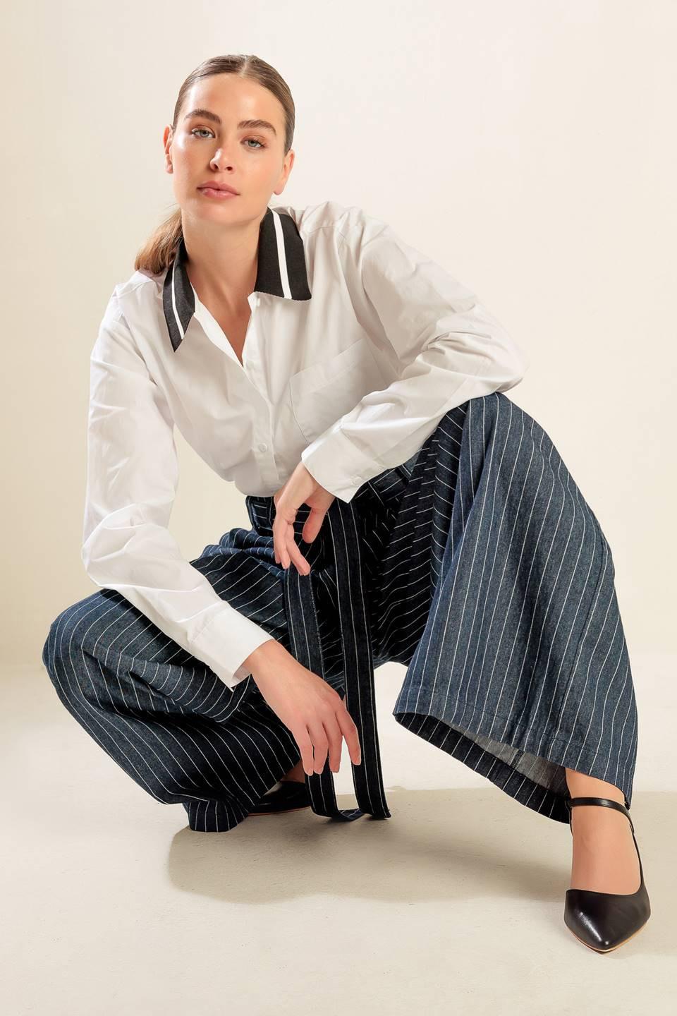 CAUSE A COMMOTION WOVEN TOP.
