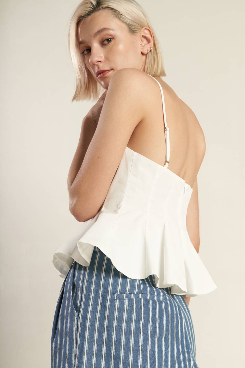 A solid woven cami top featuring straps, peplum and back zipper closure. Matching pants FP1095.
Details:
Self : 100% Polyester
Size & Fit
- Model is 5`8" And Wearing Size Small
- Measurements Taken From Size Small
- Approx. Length: 22"