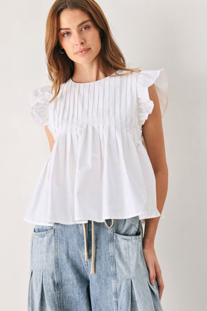 Woman wearing a white blouse with ruffled sleeves | FREEMARKET