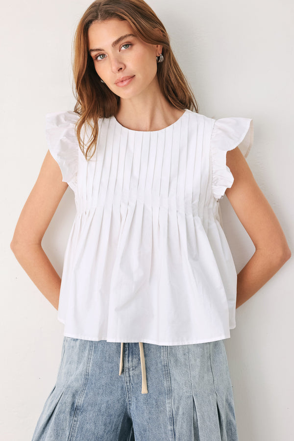 Woman wearing a white blouse with ruffled sleeves | FREEMARKET