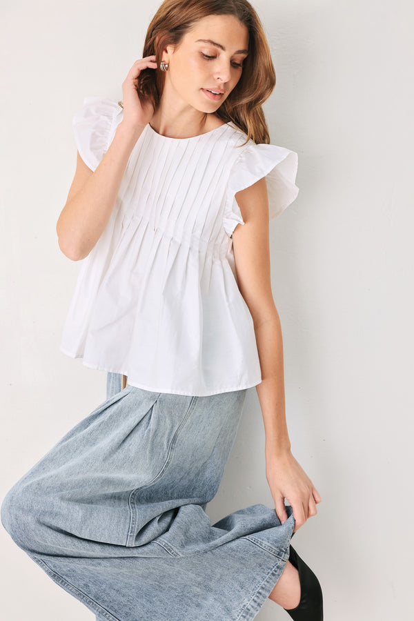 Woman wearing a white blouse with ruffled sleeves | FREEMARKET