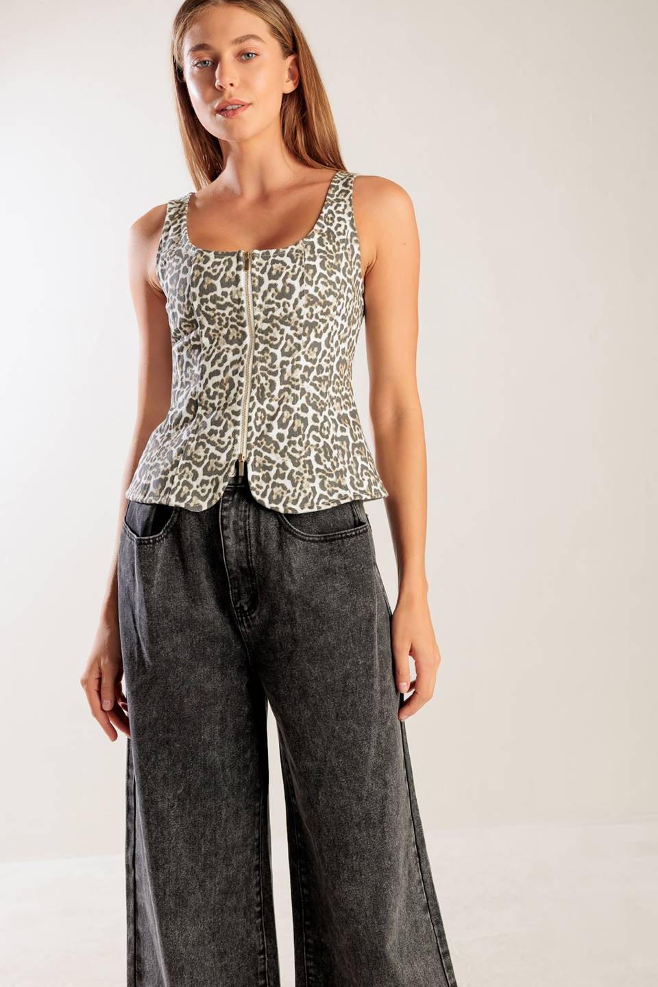 A leopard-printed woven vest featuring U neckline, sleeveless and front zipper closure.