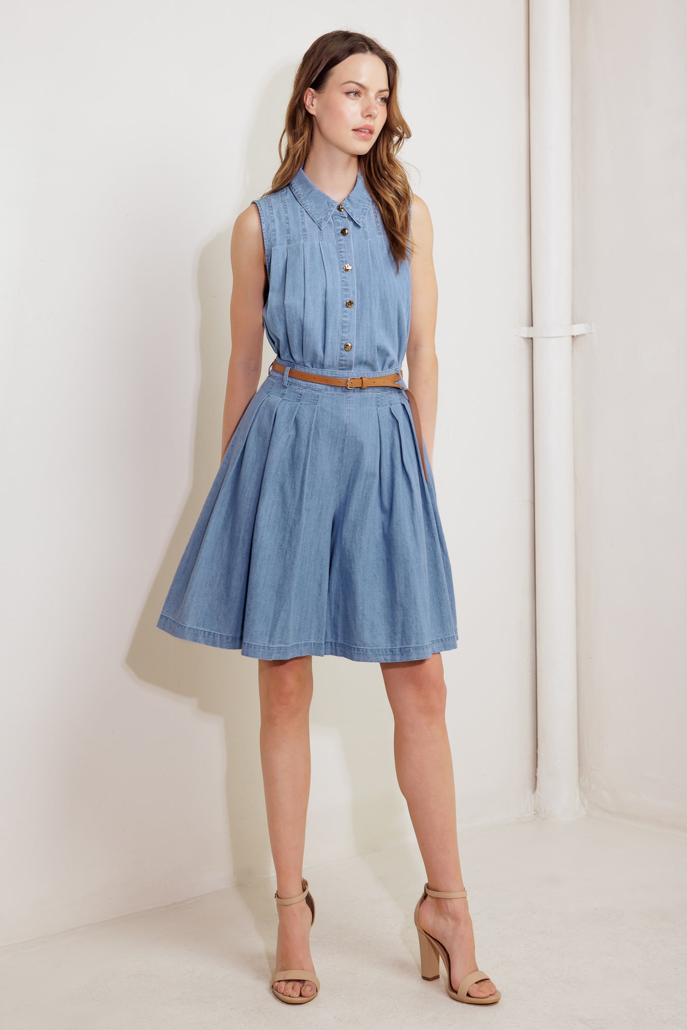 A washed chambray to featuring collar, button down, sleeveless and pleats.