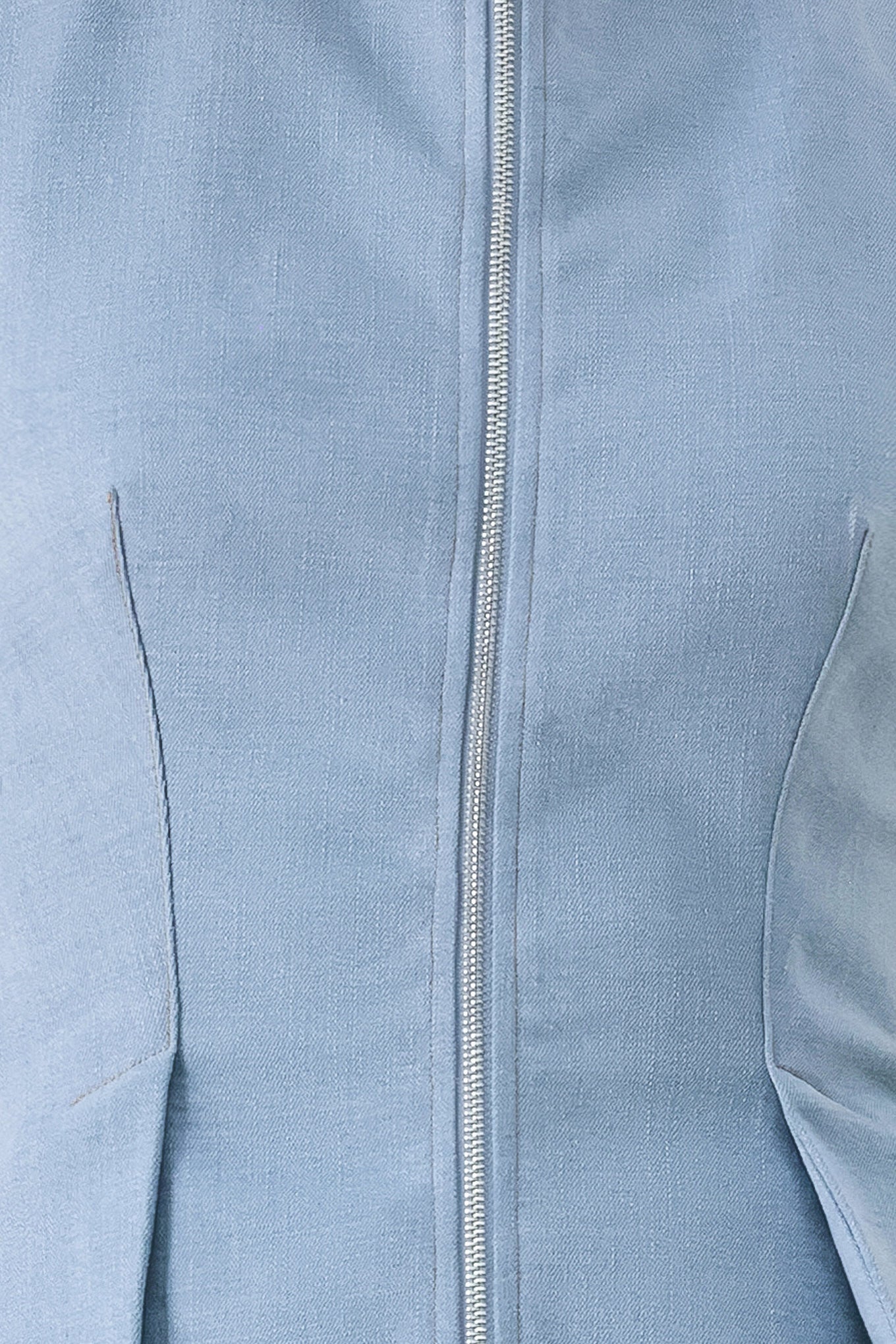 Close-up of a light blue top with a zipper on the front | FREEMARKET | Flying Tomato