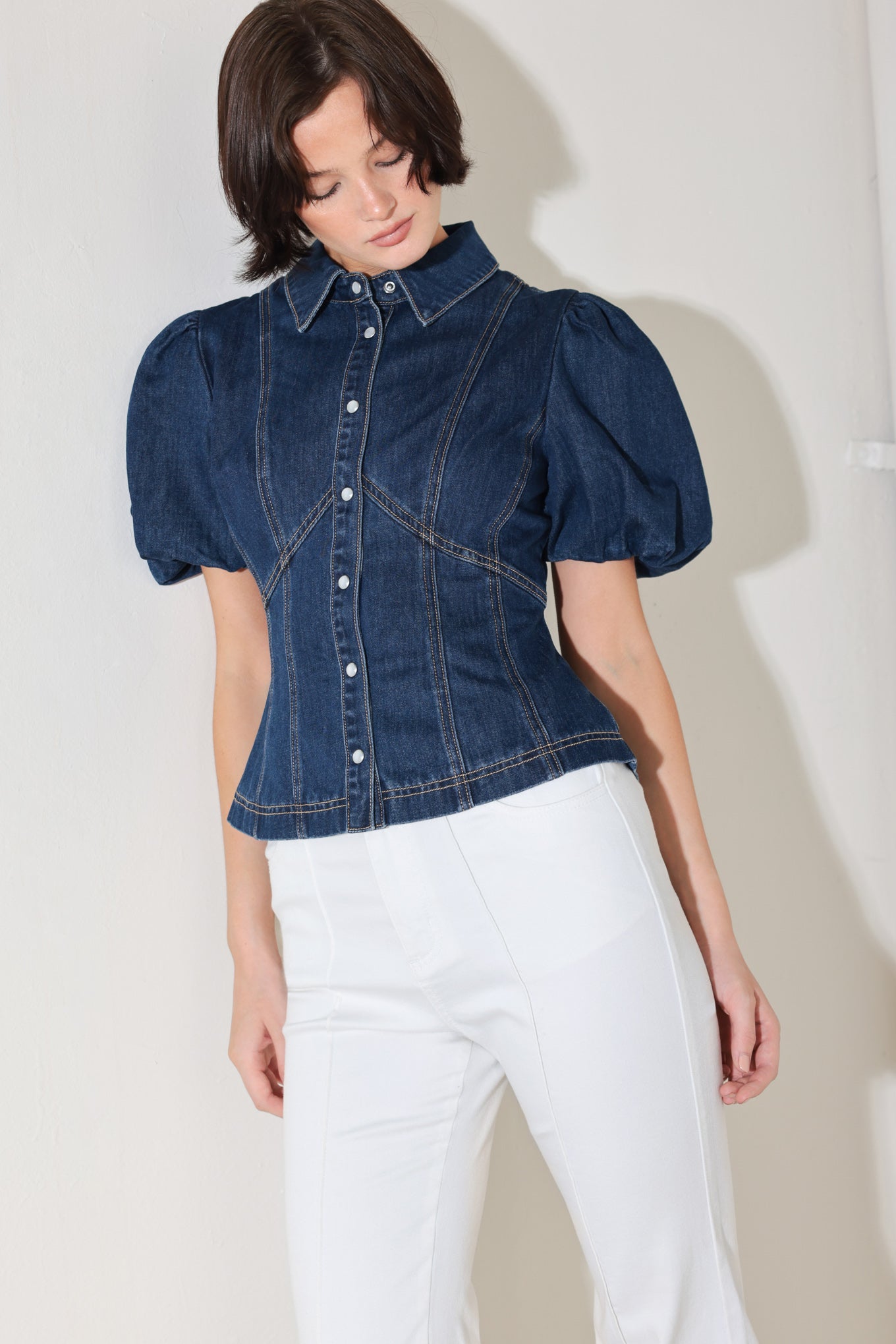 
A washed denim top featuring collar, short puff sleeve and front button down

Details:

Self : 81% Cotton 19% Polyester
Lining : 100% Polyester

Size &amp; Fit

- Model is 5`8" And Wearing Size Small
- Measurements Taken From Size Small
- Approx. Length: 22"