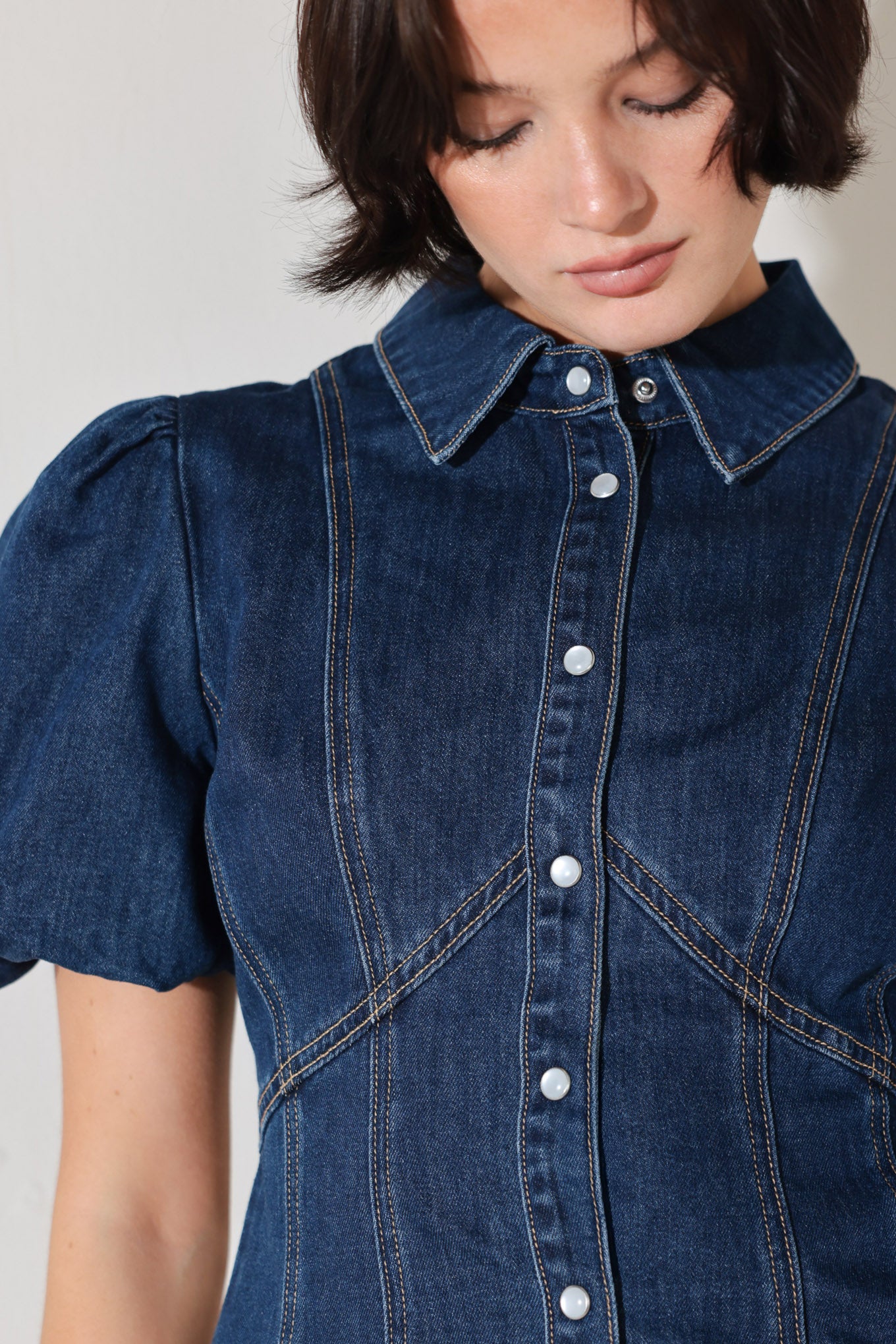 
A washed denim top featuring collar, short puff sleeve and front button down

Details:

Self : 81% Cotton 19% Polyester
Lining : 100% Polyester

Size &amp; Fit

- Model is 5`8" And Wearing Size Small
- Measurements Taken From Size Small
- Approx. Length: 22"