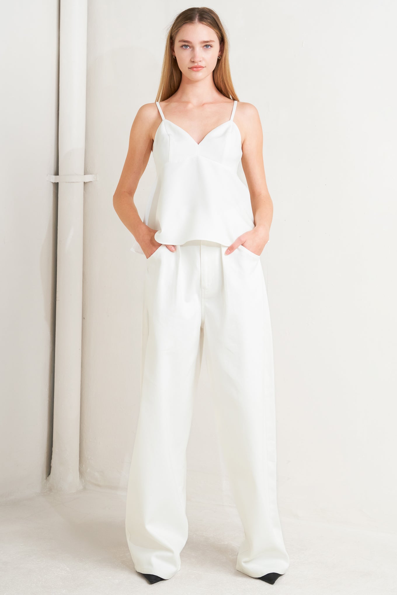 
A solid woven cami top with back zipper closure

Details:

Self : 95% Polyester 5% Spandex
Lining : 100% Polyester

Size &amp; Fit

- Model is 5`8" And Wearing Size Small
- Measurements Taken From Size Small
- Approx. Length: 23" FLYING TOMATO