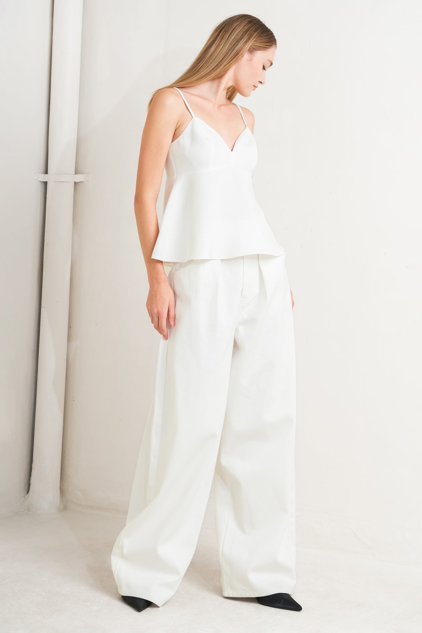 
A solid woven cami top with back zipper closure

Details:

Self : 95% Polyester 5% Spandex
Lining : 100% Polyester

Size &amp; Fit

- Model is 5`8" And Wearing Size Small
- Measurements Taken From Size Small
- Approx. Length: 23" FLYING TOMATO