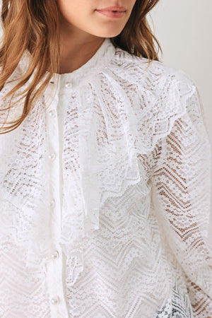 A woman wearing a white long-sleeve lace blouse with a ruffled collar | FREEMARKET
