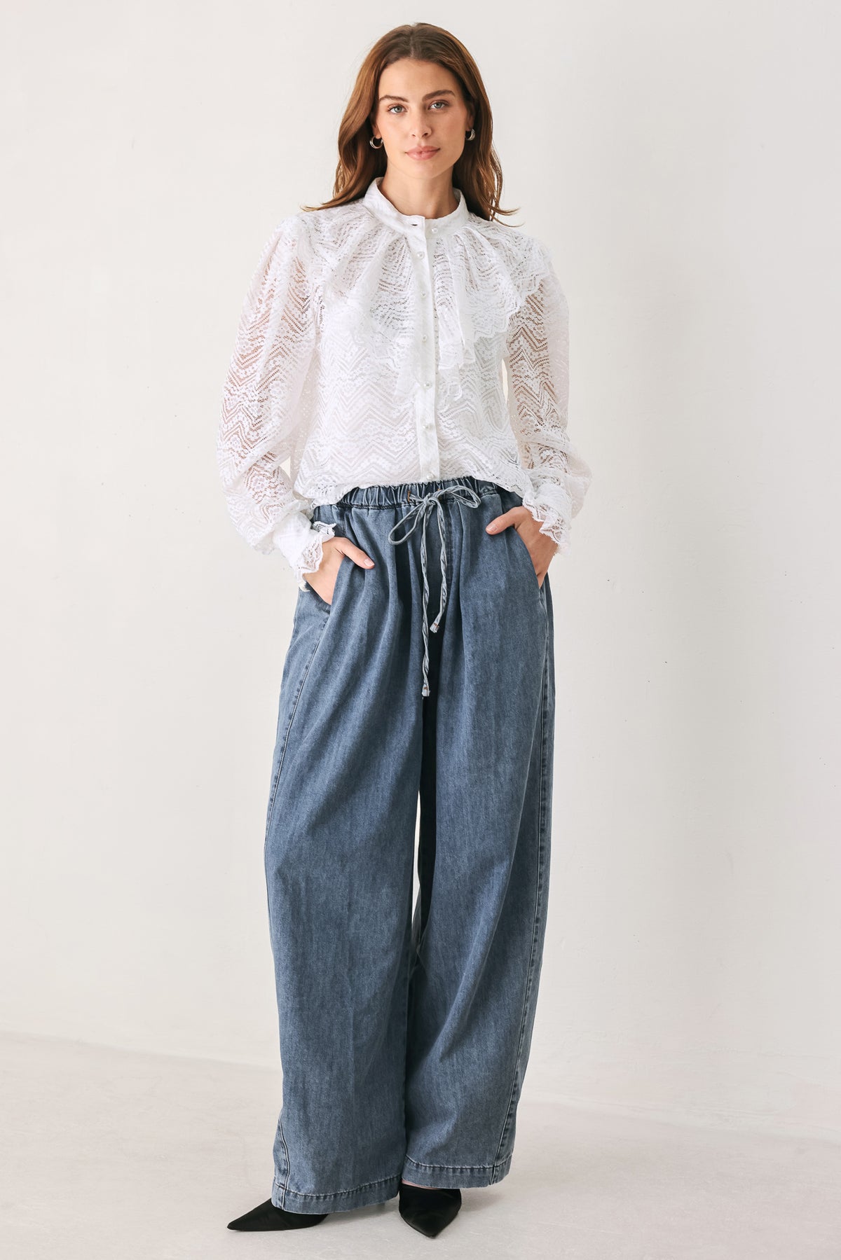 A woman wearing a white long-sleeve lace blouse with a ruffled collar | FREEMARKET