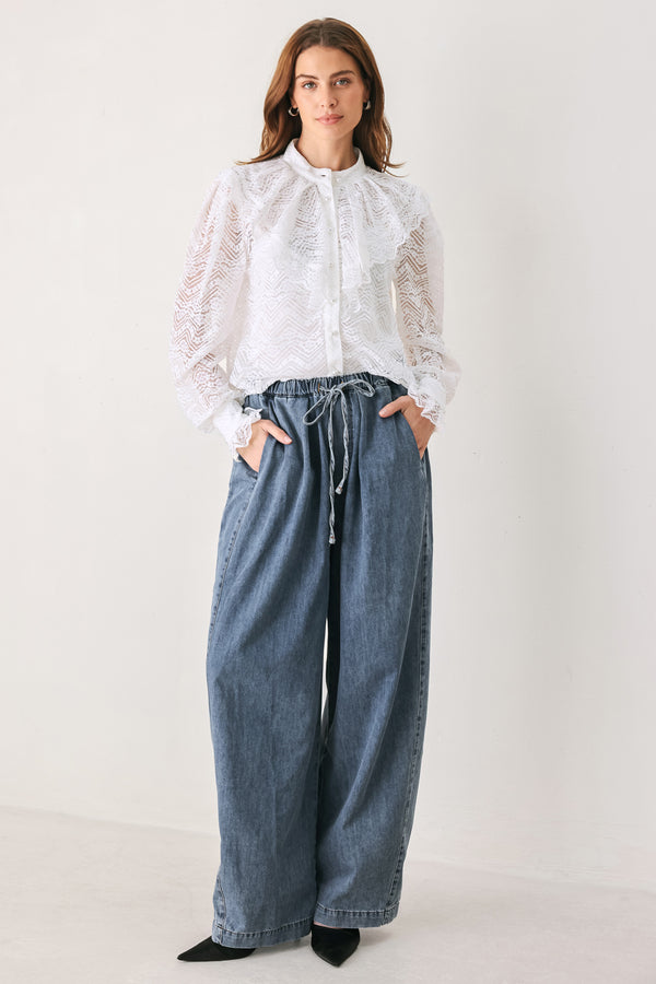A woman wearing a white long-sleeve lace blouse with a ruffled collar | FREEMARKET