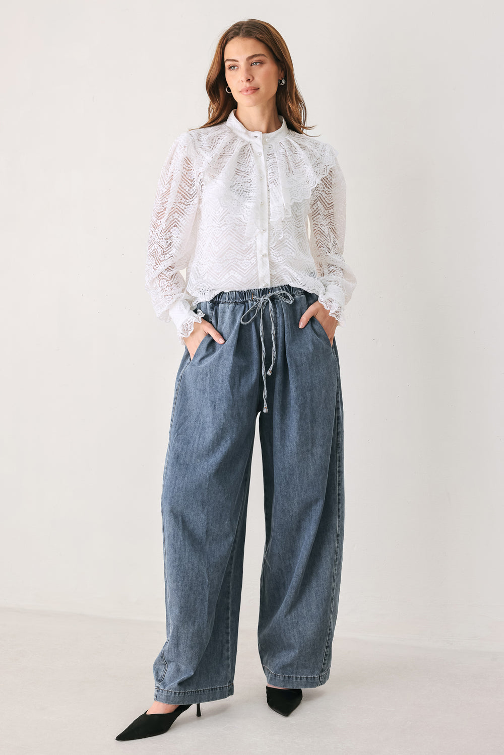 A woman wearing a white long-sleeve lace blouse with a ruffled collar | FREEMARKET
