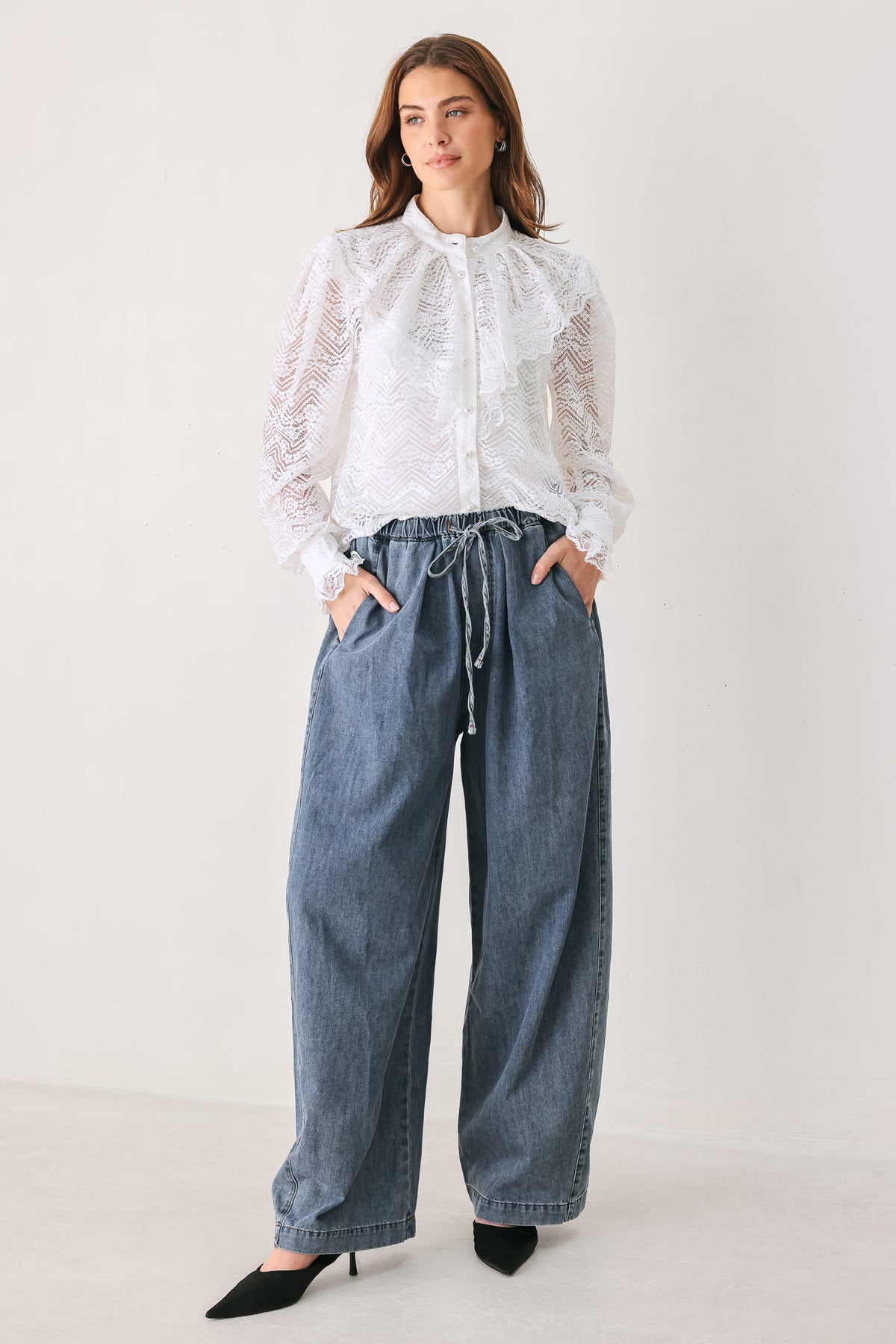A woman wearing a white long-sleeve lace blouse with a ruffled collar | FREEMARKET