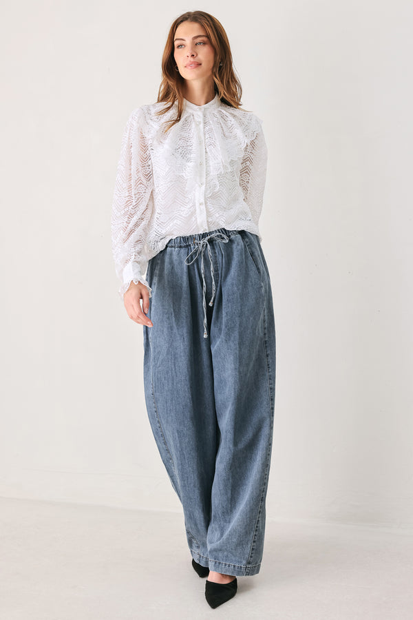 A woman wearing a white long-sleeve lace blouse with a ruffled collar | FREEMARKET