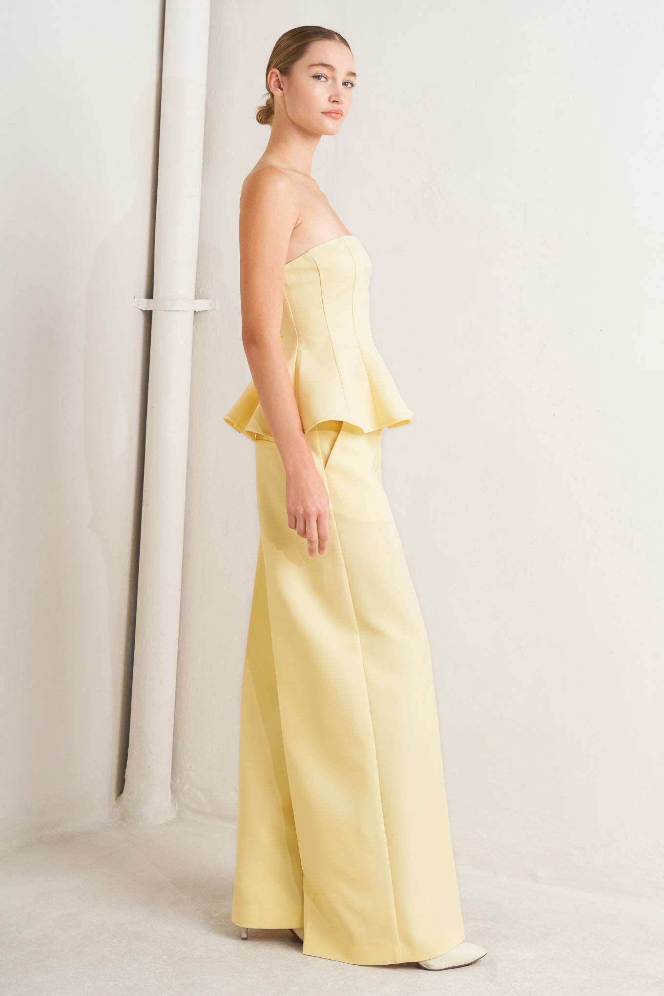 
A solid woven top featuring strapless, peplum and back zipper closure.&nbsp;
Matching pants FP1928T

Details:

Self : 96% Polyester 4% Spandex

Size &amp; Fit

- Model is 5`8" And Wearing Size Small
- Measurements Taken From Size Small
- Approx. Length: 16" Flying Tomato