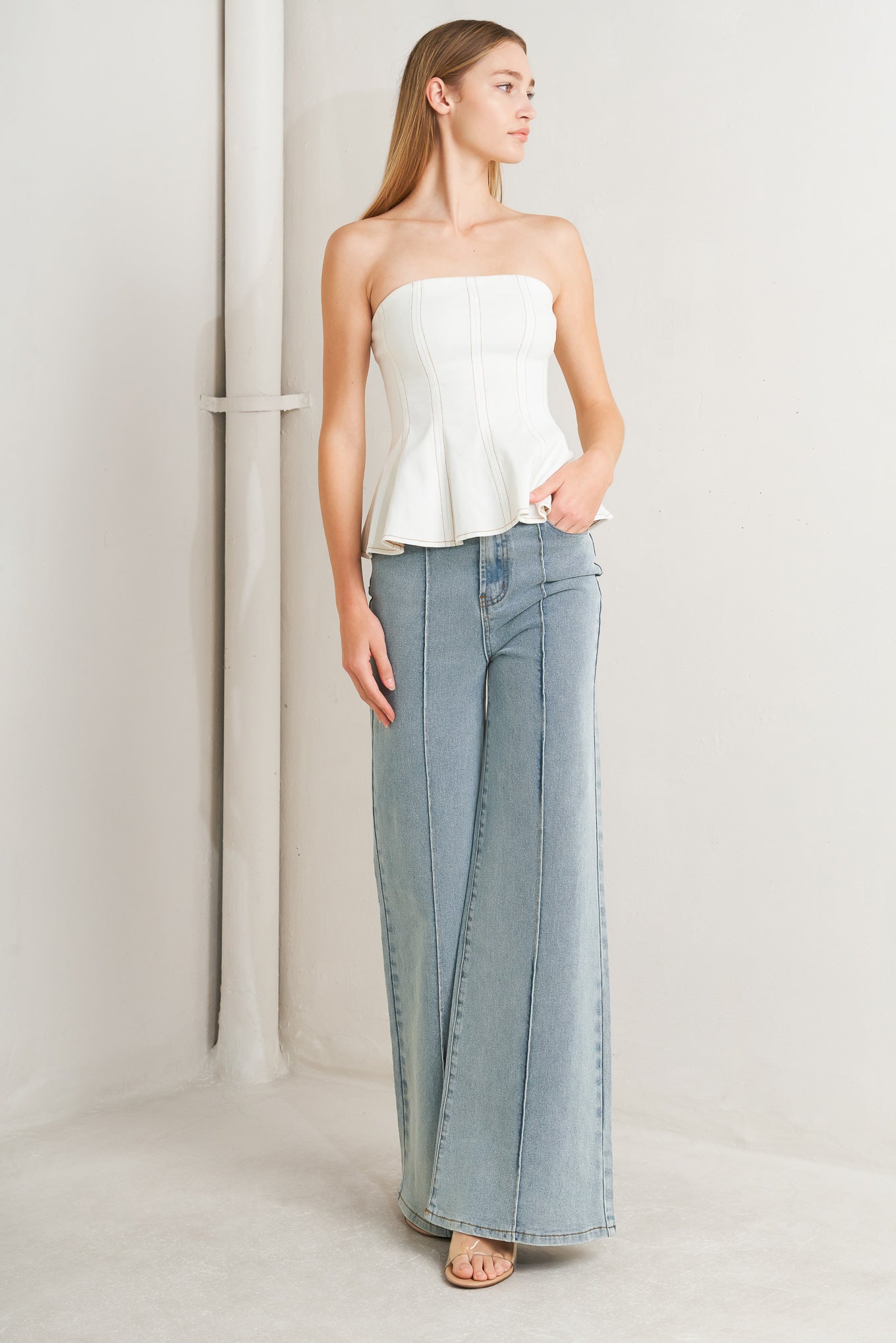 
A solid woven top featuring strapless, peplum and back zipper closure

Details:

Self : 97% Cotton 3% Spandex

Size &amp; Fit

- Model is 5`8" And Wearing Size Small
- Measurements Taken From Size Small
- Approx. Length: 15" FLYING TOMATO