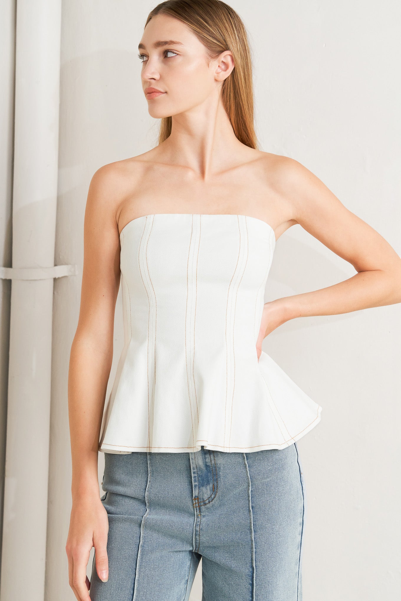 
A solid woven top featuring strapless, peplum and back zipper closure

Details:

Self : 97% Cotton 3% Spandex

Size &amp; Fit

- Model is 5`8" And Wearing Size Small
- Measurements Taken From Size Small
- Approx. Length: 15" FLYING TOMATO