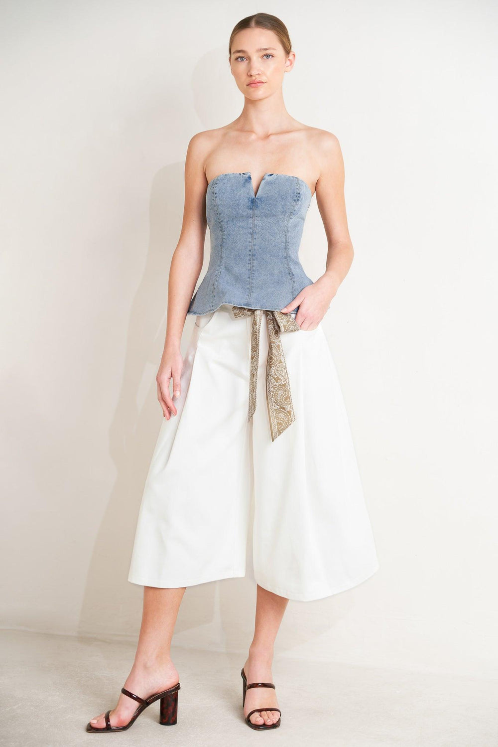
A washed denim top featuring strapless, V cut out, peplum and back zipper closure

Details:

Self : 85% Cotton 14% Polyester 1% Spandex&nbsp;
Lining : 90% Polyester 10% Cotton

Size &amp; Fit

- Model is 5`8" And Wearing Size Small
- Measurements Taken From Size Small
- Approx. Length: 14"