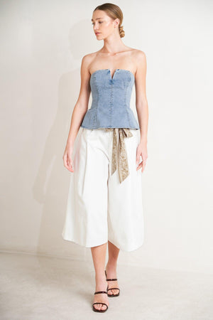 
A washed denim top featuring strapless, V cut out, peplum and back zipper closure

Details:

Self : 85% Cotton 14% Polyester 1% Spandex&nbsp;
Lining : 90% Polyester 10% Cotton

Size &amp; Fit

- Model is 5`8" And Wearing Size Small
- Measurements Taken From Size Small
- Approx. Length: 14"